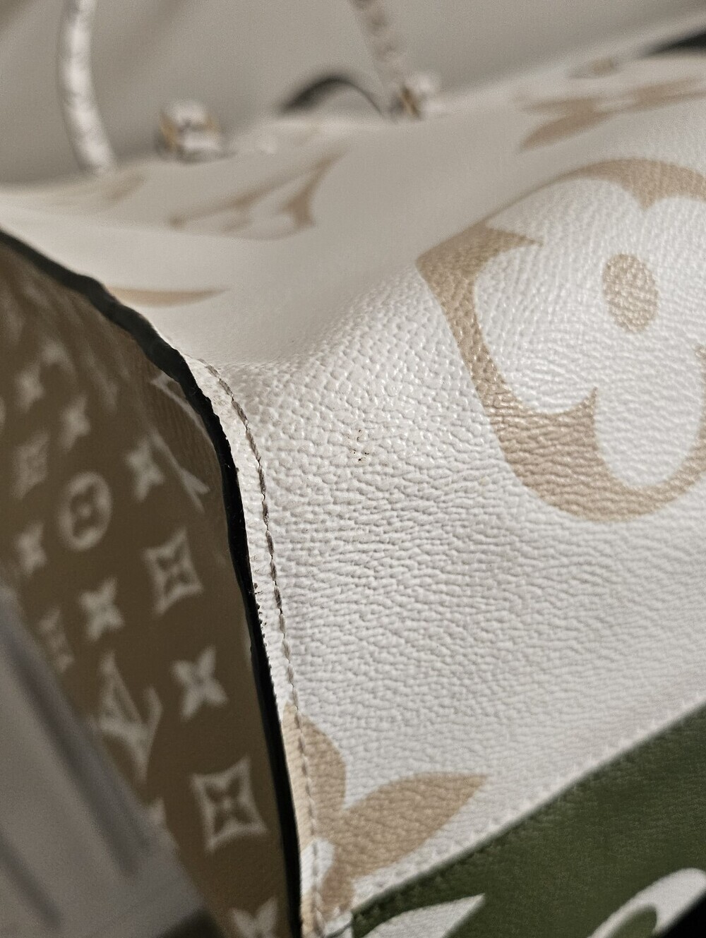 Louis Vuitton Onthego GM Giant Monogram Khaki/Beige Tote - Picture 10 of 16